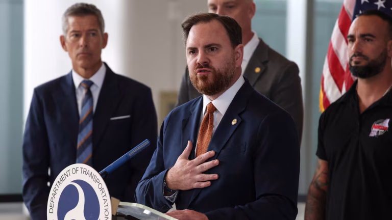 US Flight Cuts Signal Major Disruption as Government Shutdown Deepens