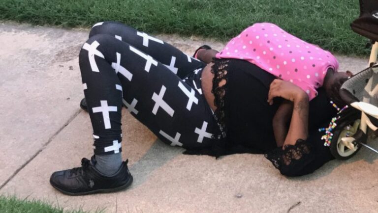 A police officer discovers a pregnant woman and her toddler sleeping on the sidewalk, and his next move is stunning